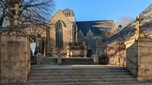 Plougastel-Daoulas-Rue_de_la_Mairie-Vue_sur_le_calvaire_et_l'église_Saint-Pierre